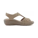 Sandalia negra con plataforma de 3 cm de altura, con perforaciones decorativas en la parte delantera y tira trasera con elástico.