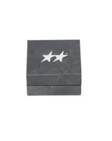 Anillo tipo sello de plata 925, con acabado envejecido. La parte superior ovalada presenta dos estrellas superpuestas sobre un fondo oscuro. El aro tiene grabados de estrellas pequeñas en el lateral.