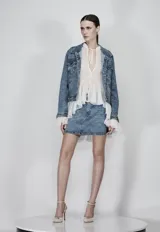 Chaqueta de jean azul con strass y corazones bordados.