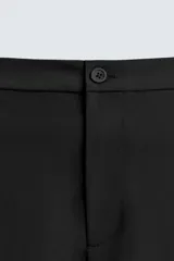 Pantalón regular fit color azul marino, confeccionado en tejido elástico. Cuenta con bolsillos frontales, bolsillos traseros de vivo con botón y cierre frontal con cremallera y botón.