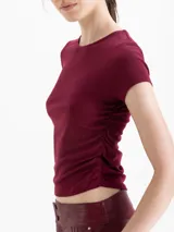 Remera de manga corta y escote redondo confeccionada en tejido morley de punto, con frunces en los laterales.