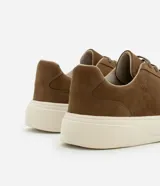 Championes marrones de nobuck con cordones elásticos y suela gruesa color crema.