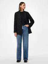 Blazer negro de corte oversize con solapas de muesca, cierre con dos botones y bolsillos delanteros con solapa. Decorado con pequeños cristales plateados.
