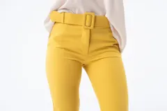Pantalón amarillo mostaza con cinturón con hebilla forrada, corte recto y ruedo con dobladillo.