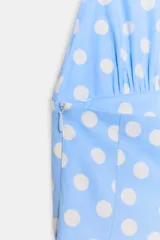 Vestido midi celeste con estampado de lunares blancos, cuello halter y espalda descubierta.