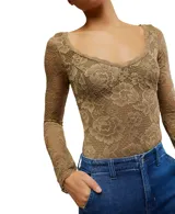 Body negro de encaje con mangas largas, escote en V y terminación con ribete picot.