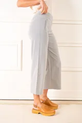Pantalón ancho a rayas verticales celestes y blancas, de tiro medio y corte wide leg.