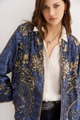 Kimono azul con lentejuelas doradas y bordados florales.