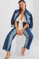 Campera clásica de jean confeccionada en denim con diseño de bloques en diferentes tonos de azul. Presenta abotonadura frontal y bolsillos delanteros.