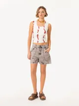 Musculosa blanca con estampado de pimientos rojos, escote redondo con detalle de puntilla y calce al cuerpo.