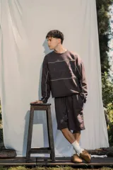 Bermuda de rustico liviano color marrón chocolate, con estampado frontal.