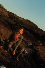 Saco de tejido ligero color beige, de manga larga y corte abierto, con cuello redondo.