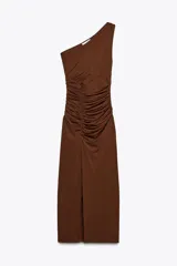 Vestido midi marrón de poliéster, con escote asimétrico y un solo hombro descubierto. Presenta detalle de frunces en la parte delantera y abertura lateral en el bajo.