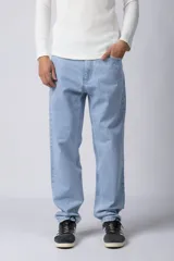 Pantalón jean celeste de corte mom oversize.