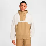 Campera anorak Nike Club Marina Gfx, color beige y blanco, con capucha y cierre parcial con cremallera.