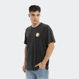 Remera negra de corte oversize con cuello redondo y manga corta. Estampa circular en el pecho con logo de la marca.