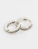 Par de aros tipo argolla bañados en plata con hilera de strass.