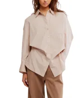 Camisa de algodón con estampado de cuadros pequeños en tonos beige y naranja, con cuello clásico, cierre abotonado frontal y bolsillo en el pecho. Presenta un diseño entallado y un dobladillo asimétrico.