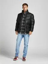Campera puffer negra de cuero sintético con cuello alto, cierre frontal con cremallera, bolsillos delanteros con solapa y puños elásticos.