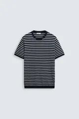Camiseta de hombre de punto con mezcla de viscosa, a rayas horizontales blancas y azul marino. Tiene cuello redondo, manga corta y terminaciones en rib.