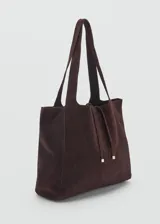 Bolso shopper de gamuza color marrón chocolate, con doble asa corta y asa de hombro. Tiene cierre de cremallera y lazo ajustable, forro interior de algodón y un bolsillo interno con cremallera.