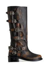 Botas de cuero gastado color marrón con hebillas y apliques de metal de caña alta.