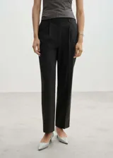 Pantalón de vestir gris con pinzas, tiro medio, diseño recto y largo.