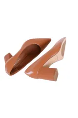 Zapato de salón color caramelo, de cuero, con punta fina y tacón bloque de 7 cm.