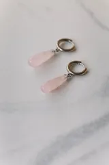 Aros colgantes de acero quirúrgico hipoalergénico con dije de piedra natural en forma de gota color azul oscuro.