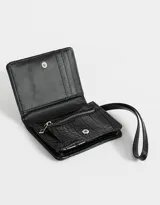 Billetera negra de cuerina con textura efecto croco y correa lateral.