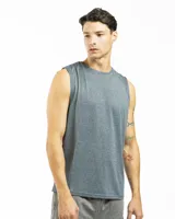 Musculosa deportiva gris de poliéster y spandex.