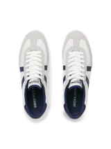 Zapatillas urbanas Jack & Jones modelo Mambo, color blanco con detalles en gris y azul marino. Confeccionadas en lona y malla, con cierre de cordones y suela de goma.