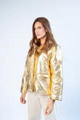 Campera puffer dorada con cuello alto, cierre frontal con botones a presión y bolsillos laterales con solapa.