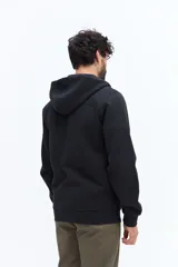 Campera de felpa color azul marino con cierre frontal, capucha ajustable con cordones celestes y estampado frontal con texto. Posee bolsillos laterales con cierre.