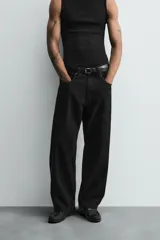 Pantalón de jean gris oscuro, corte amplio, con cinco bolsillos, efecto lavado y cierre frontal con cremallera y botón.