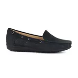 Mocasines negros de cuero sintético con perforaciones y detalle de lazo con ojales metálicos.