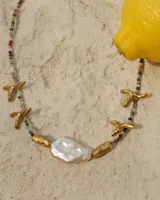 Collar corto con cuentas de piedra natural multicolor, perlas de río irregulares y dijes de bronce con forma de coral.