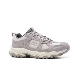 Championes de trail Skechers Stamina AT color gris y lila con cordones, capellada de cuero sintético y malla, plantilla Skechers Memory Foam, entresuela con absorción de impactos y suela de alta tracción.