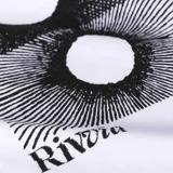 Remera blanca de algodón con cuello redondo y estampado frontal con el logo de la marca en color negro.