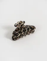 Broche de acrílico con diseño de animal print.