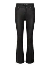 Pantalón negro de corte flare y tiro medio, confeccionado en tejido sastrero de trama twill con acabado efecto cuero brillante gracias a su recubrimiento de poliuretano. Diseñado con bolsillos delanteros y traseros.