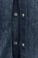 Camisa de denim azul oscuro con cuello redondo ajustable con lazadas, mangas cortas abullonadas, efecto lavado, bajo recto y cierre frontal con botones.