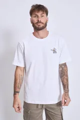 Remera blanca de algodón con cuello redondo y logo pequeño estampado en el pecho.