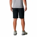 Short de hombre color verde oliva, con bolsillos laterales y traseros con cierre. Protección solar UPF 50 y repelencia al agua.