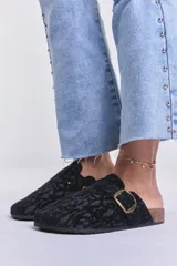 Zueco negro con estampado animal print, hebilla dorada y suela de corcho.