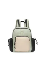 Mochila de poliéster color verde claro con detalles en negro y beige. Tiene un bolsillo frontal con cierre, dos bolsillos laterales y correas ajustables.