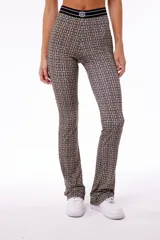 Pantalón bootcut de polisap con estampado de logos en tonos beige y negro. Elástico negro con logo tejido en la cintura.
