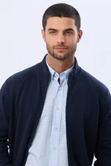 Campera tejida de lana color azul marino, con cuello alto, cierre metálico frontal y bolsillos laterales. Presenta detalles en cuero y logo bordado.