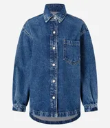 Camisa oversized de jean azul, con cuello padre, mangas largas con puños abotonados y cierre frontal con botones. Incluye un bolsillo aplicado en el pecho y bajo redondeado.