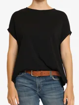 Remera negra de algodón, corte amplio, cuello redondo y mangas cortas con dobladillo.